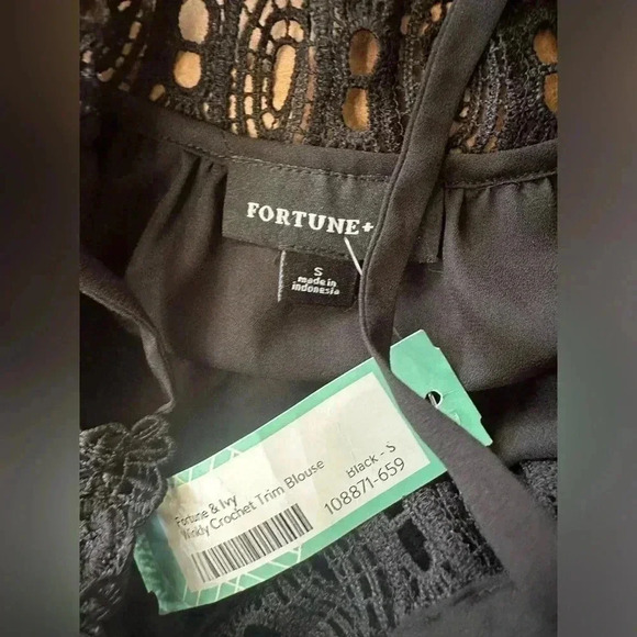Fortune + Ivy Winkly Crochet Trim Blouse Black NWT Size Small - Picture 4 of 9
